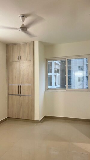 Room in 3.5 BHK Apartment at Irish Pearls, Tech Zone 4 Greater Noida – for Rent