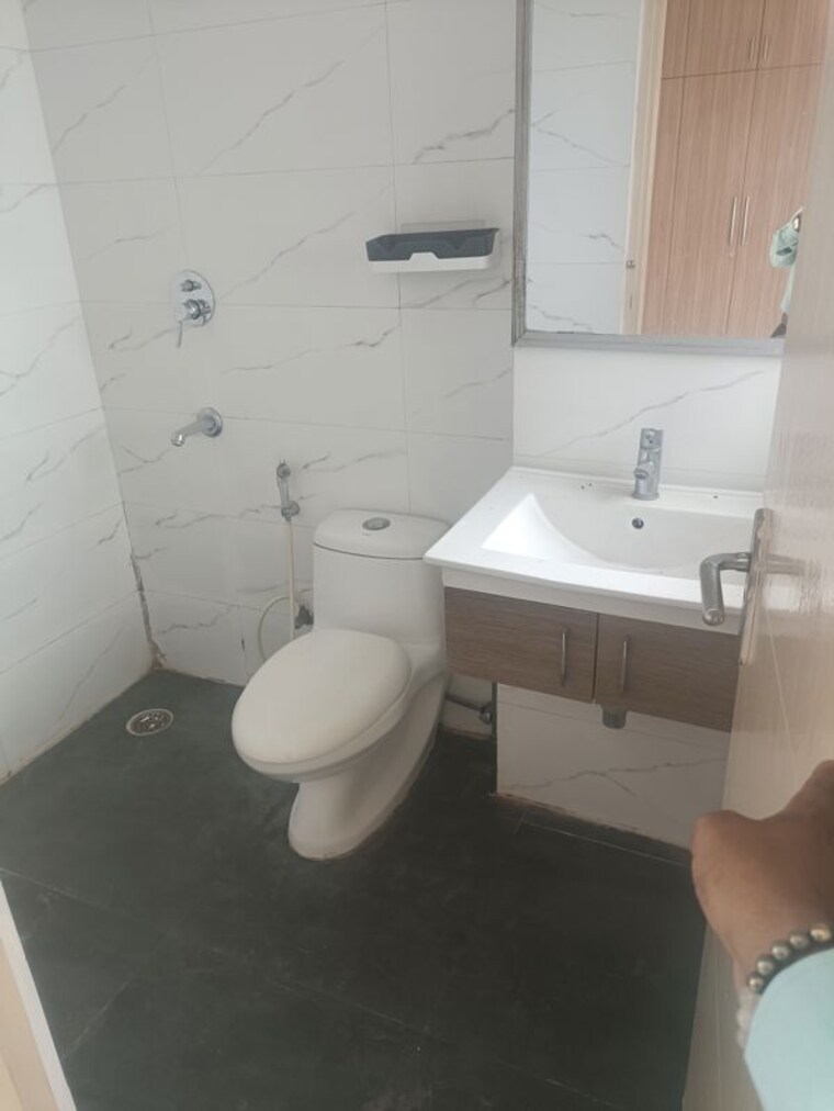 Bathroom, s-s-southend 3 Bedroom 1960 Sq.Ft. Builder Floor In Sector 49 Gurgaon 10490477