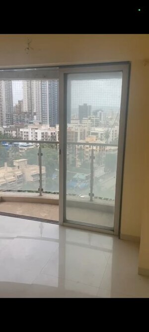Room in 3.5 BHK Apartment at Lotus Apartment Malad, Malad West – for Sale