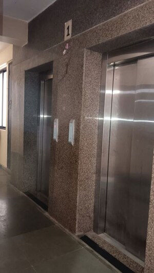 Lift in 1 BHK Apartment at Prabhadevi – for Rent
