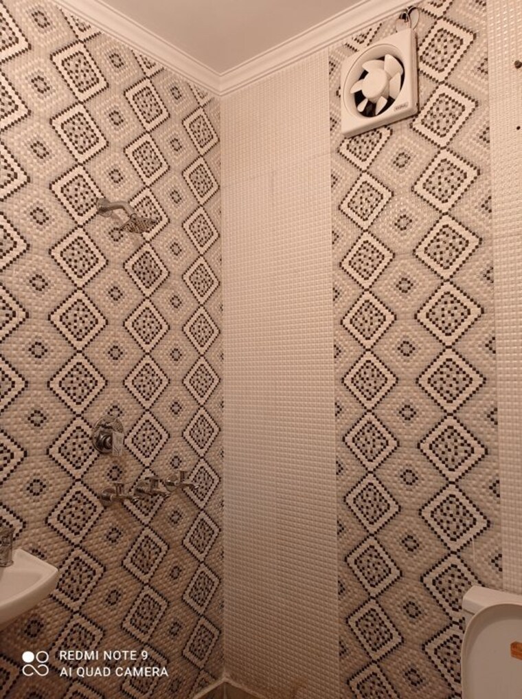 Bathroom, tilak nagar 3 Bedroom 950 Sq.Ft. Builder Floor In Tilak Nagar Delhi 10490271