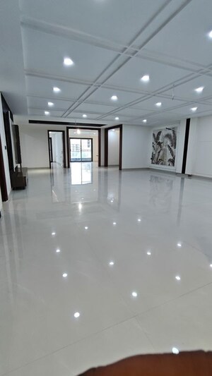 Room in 4 BHK Builder Floor at BPTP Park Central, Sector 85 – for Sale