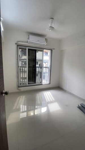Room in 1.5 BHK Apartment at Hari Pearl Hans Residency, Kurla – for Rent