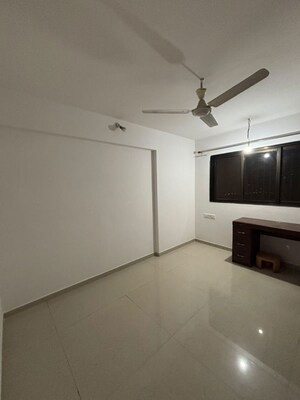 Room in 2 BHK Apartment at Cosmos Heritage, Manpada – for Rent