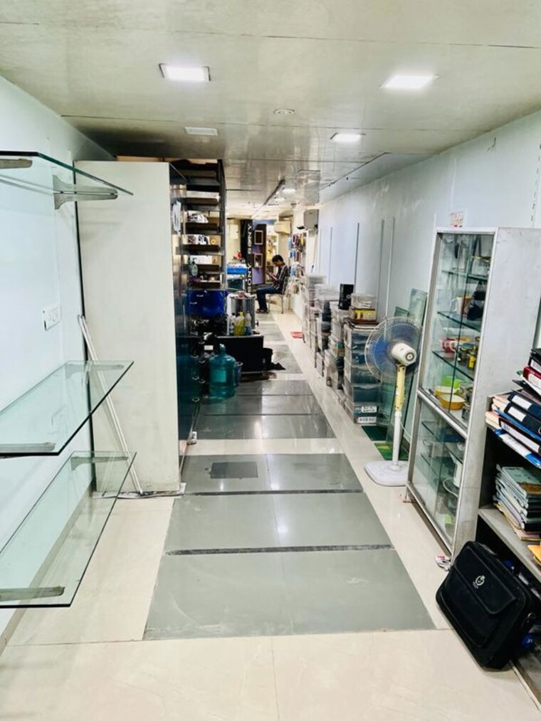 Balcony, fort Commercial Showroom 900 Sq.Ft. In Fort Mumbai 10490604
