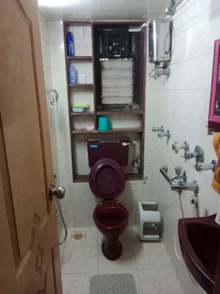 Bathroom, khar west 2 Bedroom 700 Sq.Ft. Apartment In Khar West Mumbai 10490664