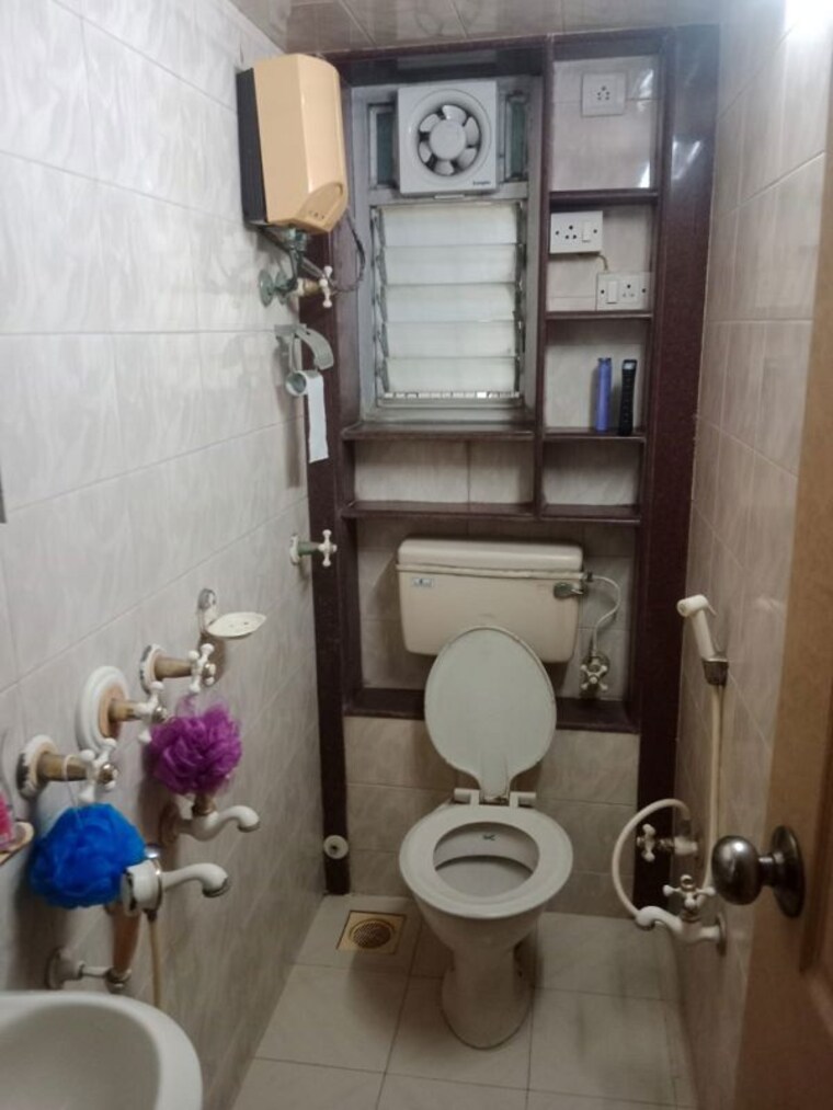 Bathroom, khar west 2 Bedroom 700 Sq.Ft. Apartment In Khar West Mumbai 10490664