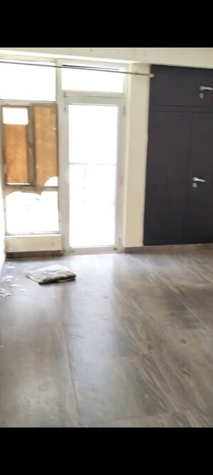Room in 2.5 BHK Apartment at Gaur City 5th Avenue, Sector 4 Greater Noida – for Rent