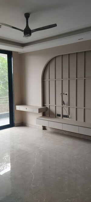 Room in 5 BHK Builder Floor at TDI The Retreat, Sector 89 – for Sale