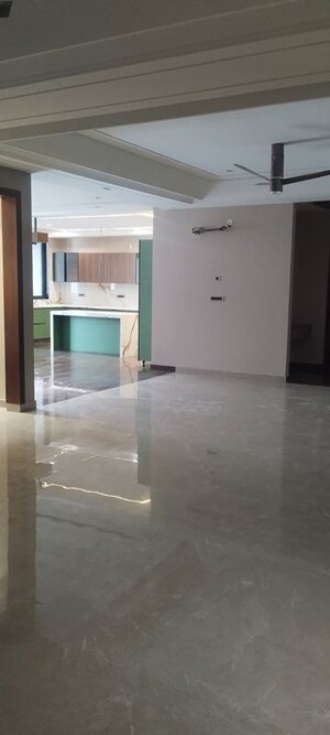 Room in 5 BHK Builder Floor at TDI The Retreat, Sector 89 – for Sale