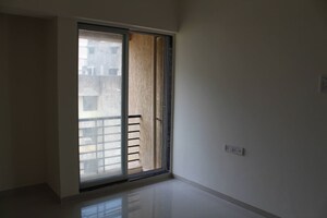 Room in 3 BHK Apartment at Paradigm Zenith Pushpanjali Residency Phase III, Ghodbunder Road – for Rent
