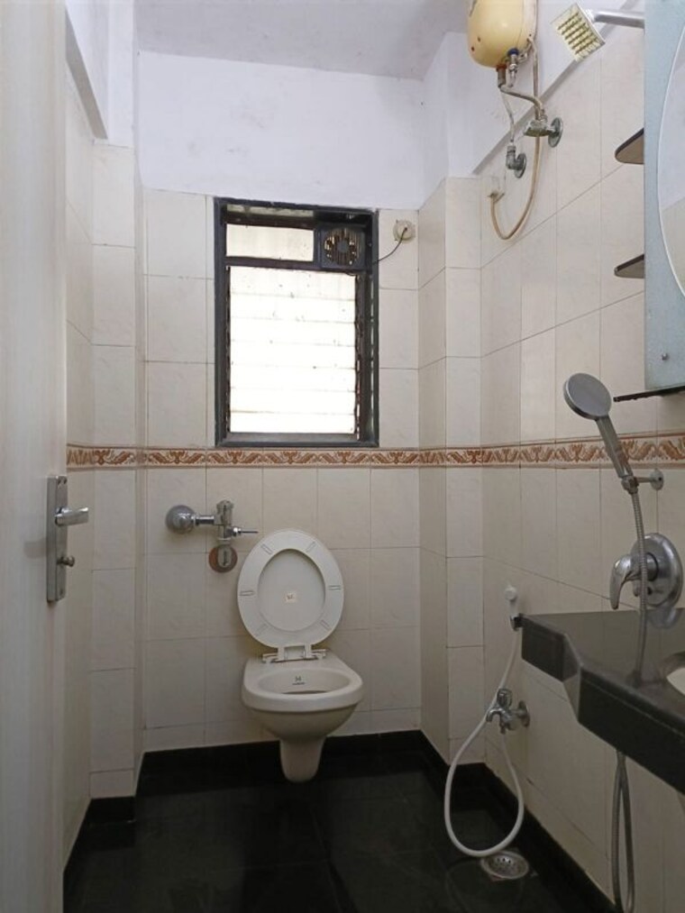 Bathroom, khar west 2 Bedroom 700 Sq.Ft. Apartment In Khar West Mumbai 10490690