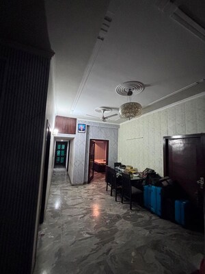 Parking in 3 BHK Builder Floor at Sushant Lok Iii – for Rent