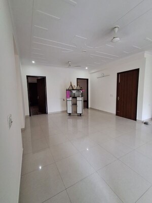 Room in 5 BHK Villa at Vatika Signature Villas, Sector 82 – for Rent
