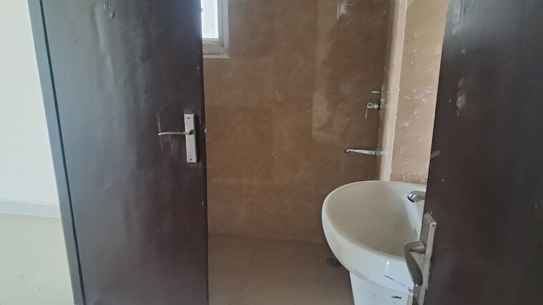 Bathroom, sector 82 3.5 Bedroom 1540 Sq.Ft. Apartment In Sector 82 Noida 10490707