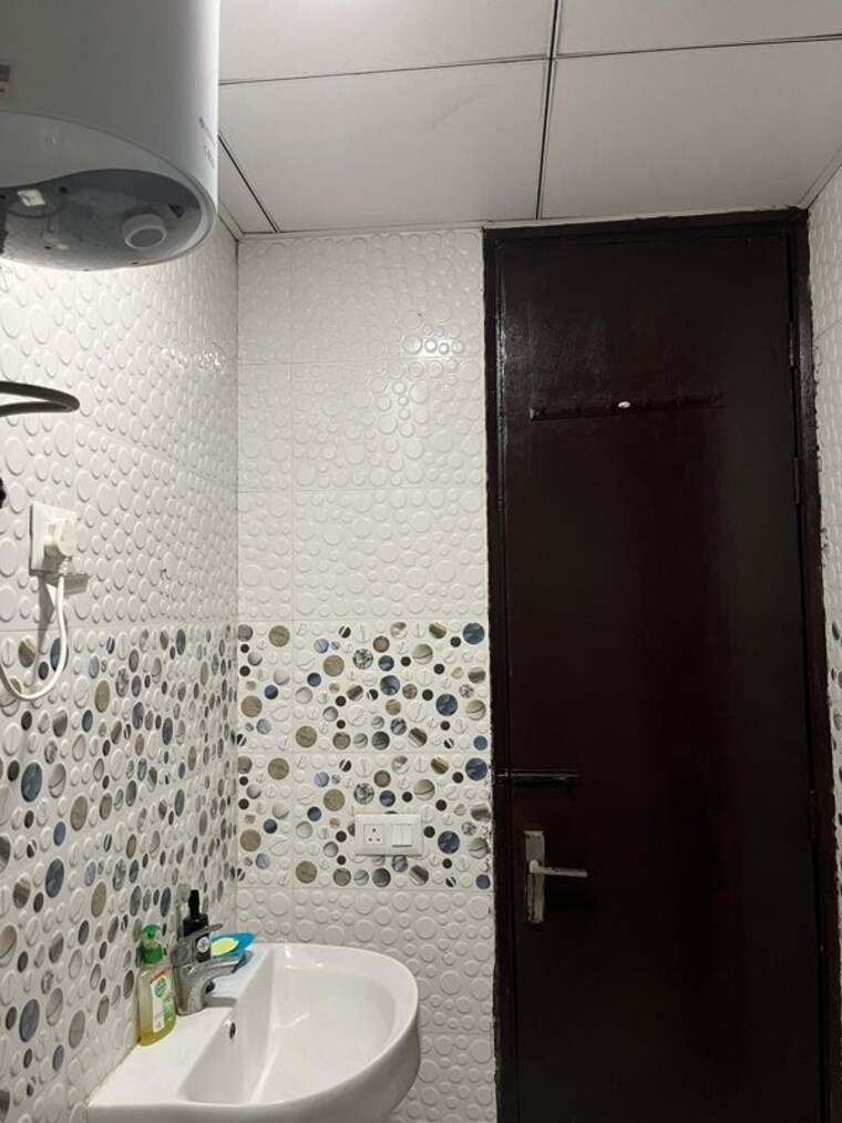 Bathroom, gaur-city-4th-avenue 2 Bedroom 910 Sq.Ft. Apartment In Sector 4 Greater Noida Greater Noida 10490870
