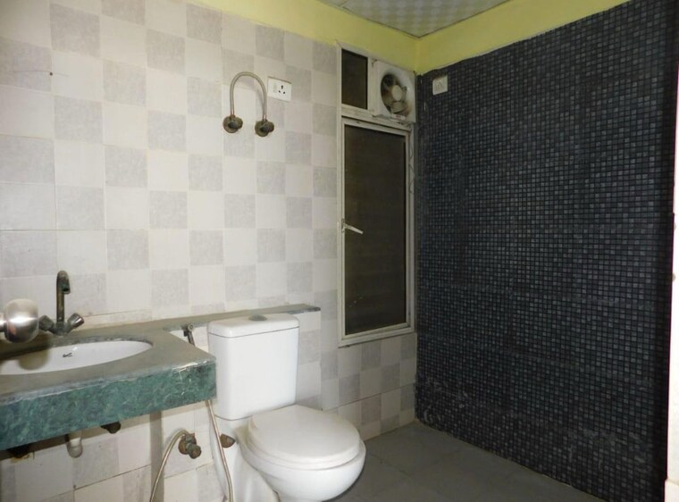 Bathroom, sector 49 5 Bedroom 157 Sq.Mt. Independent House In Sector 49 Noida 10490869