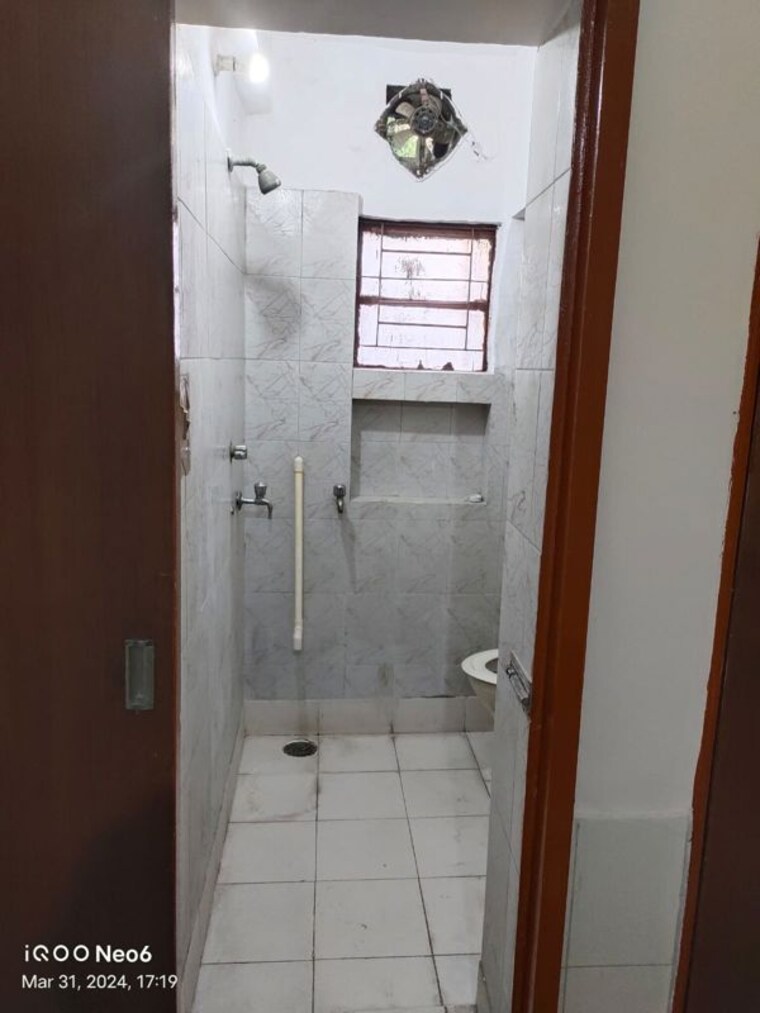 Bathroom, amar colony 2 Bedroom 100 Sq.Yd. Builder Floor In Amar Colony Delhi 10490946
