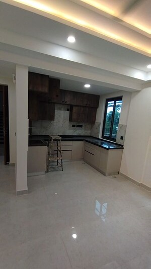 Room in 3 BHK Apartment at Benson Town – for Rent