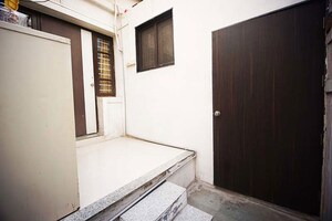 Room in 5 BHK Independent House at Kankaria – for Sale