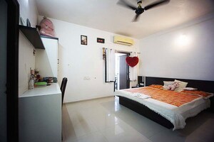 Team Area in 5 BHK Independent House at Kankaria – for Sale