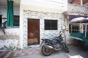 Parking in 2 BHK Independent House at Krishna Nagar – for Sale