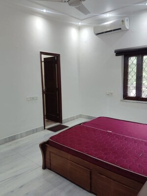 Room in 3 BHK Builder Floor at Defence Colony – for Rent