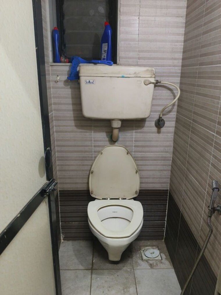 Bathroom, hari-niwas-chembur 2 Bedroom 700 Sq.Ft. Apartment In Chembur Mumbai 10491132