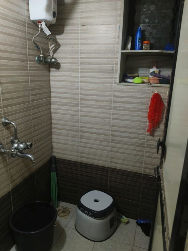 Bathroom, hari-niwas-chembur 2 Bedroom 700 Sq.Ft. Apartment In Chembur Mumbai 10491132