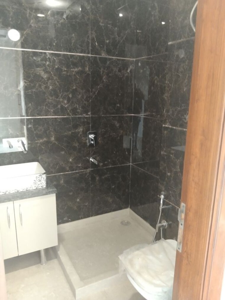 Bathroom, new rajinder nagar 3 Bedroom 125 Sq.Yd. Builder Floor In New Rajinder Nagar Delhi 10491208