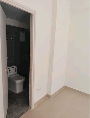 Room in 2.5 BHK Apartment at GLS Avenue 81, Sector 81 – for Sale