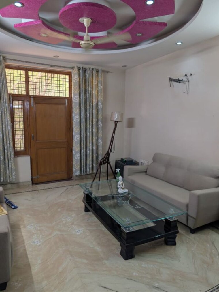 Living Room, new friends colony 3 Bedroom 300 Sq.Yd. Builder Floor In New Friends Colony Delhi 10491395