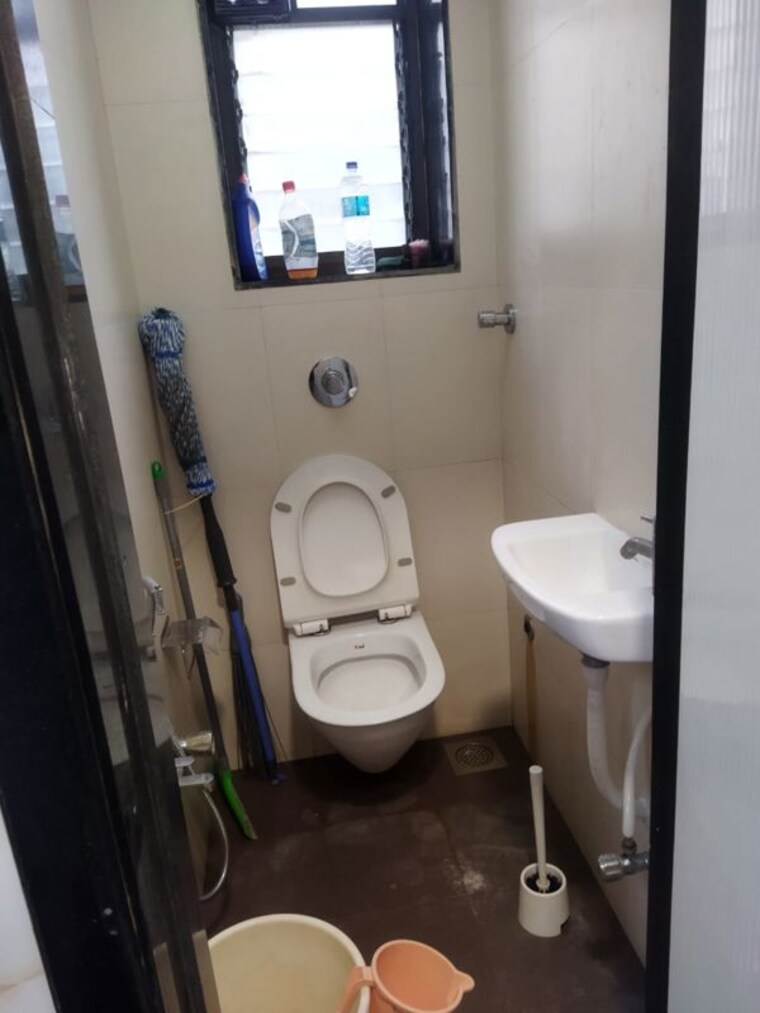 Bathroom, daya-sagar-chsl 1.5 Bedroom 200 Sq.Ft. Apartment In Goregaon East Mumbai 10491447
