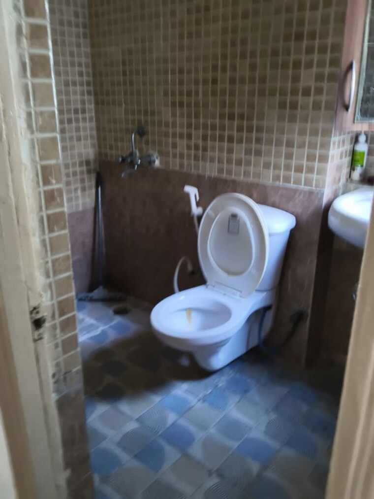 Bathroom, paras-tierea 3.5 Bedroom 1695 Sq.Ft. Apartment In Sector 137 Noida 10491363