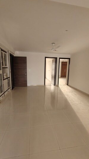 Building Lobby in 3 BHK Builder Floor at Vipul World Floors, Sector 48 – for Rent