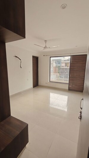 Room in 3 BHK Builder Floor at Vipul World Floors, Sector 48 – for Rent