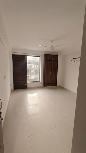 Room in 3 BHK Builder Floor at Vipul World Floors, Sector 48 – for Rent