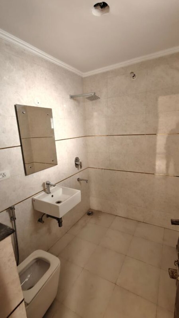 Bathroom, vipul-world-floors 3 Bedroom 1650 Sq.Ft. Builder Floor In Sector 48 Gurgaon 10491526