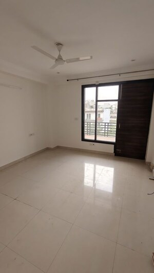 Room in 3 BHK Builder Floor at Vipul World Floors, Sector 48 – for Rent