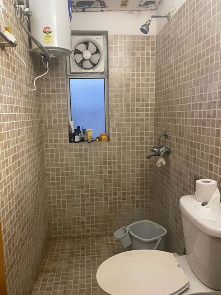 Bathroom, paras-tierea 3.5 Bedroom 1695 Sq.Ft. Apartment In Sector 137 Noida 10491514