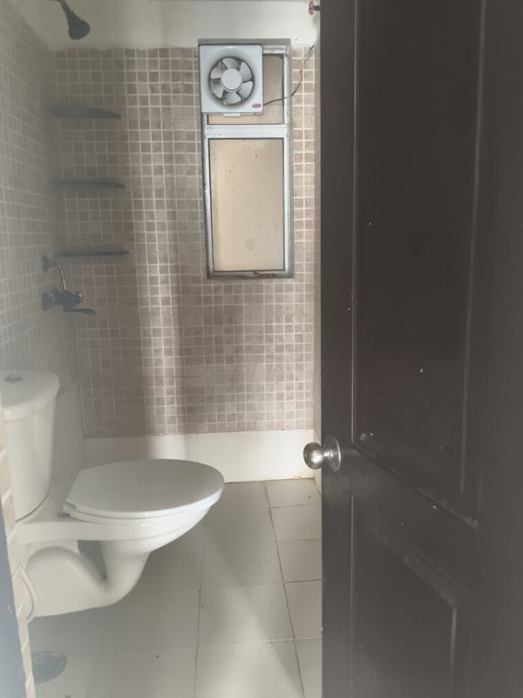 Bathroom, paras-tierea 3 Bedroom 1330 Sq.Ft. Apartment In Sector 137 Noida 10491510