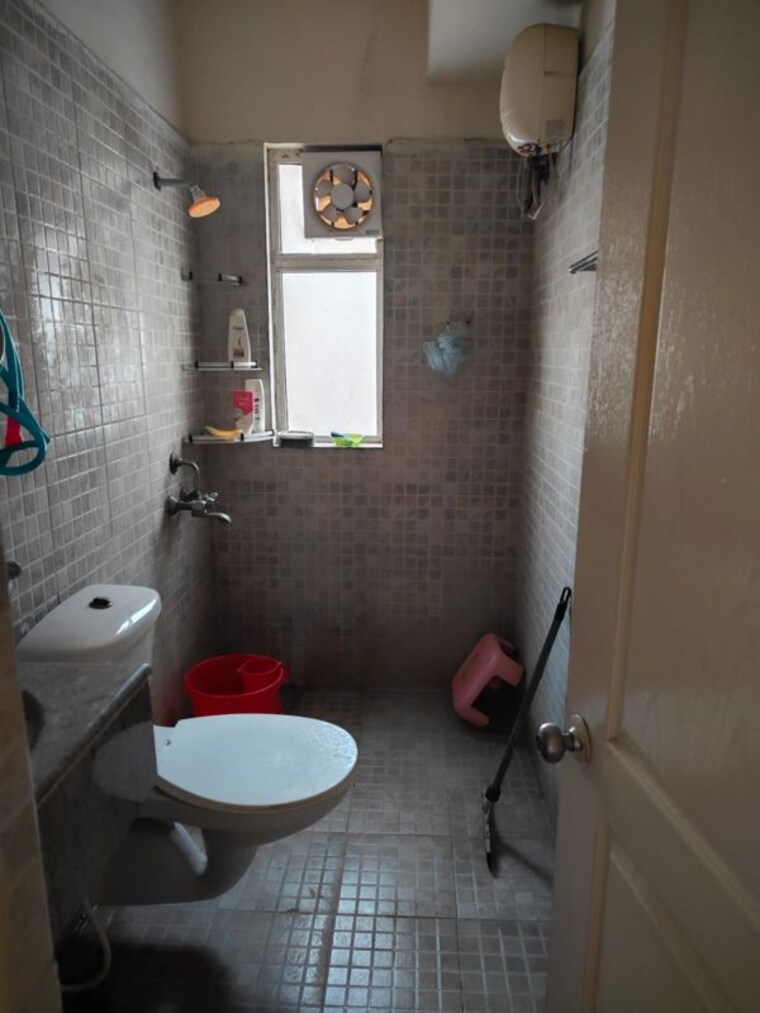 Bathroom, paras-tierea 2 Bedroom 925 Sq.Ft. Apartment In Sector 137 Noida 10491245