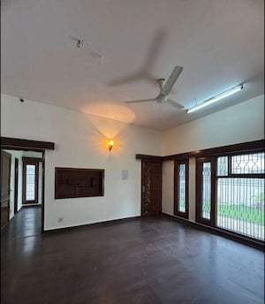 Room in 3 BHK Independent House at Sector 35 – for Rent