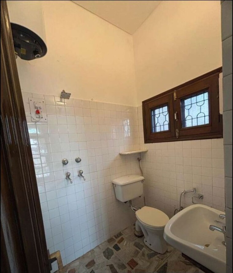 Bathroom, sector 35 3 Bedroom 5500 Sq.Ft. Independent House In Sector 35 Chandigarh 10491537