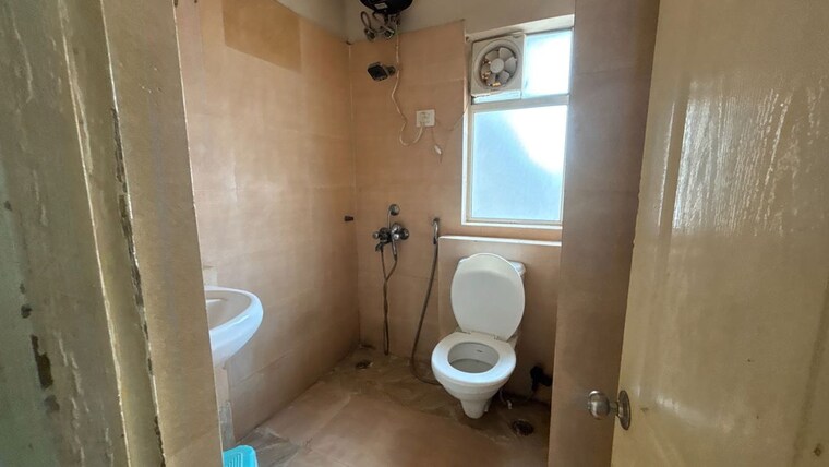 Bathroom, paras-tierea 1 Bedroom 495 Sq.Ft. Apartment In Sector 137 Noida 10491538