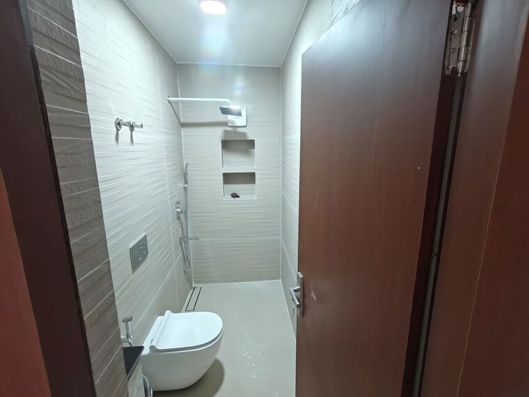 Bathroom, paras-tierea 3 Bedroom 1580 Sq.Ft. Apartment In Sector 137 Noida 10491558