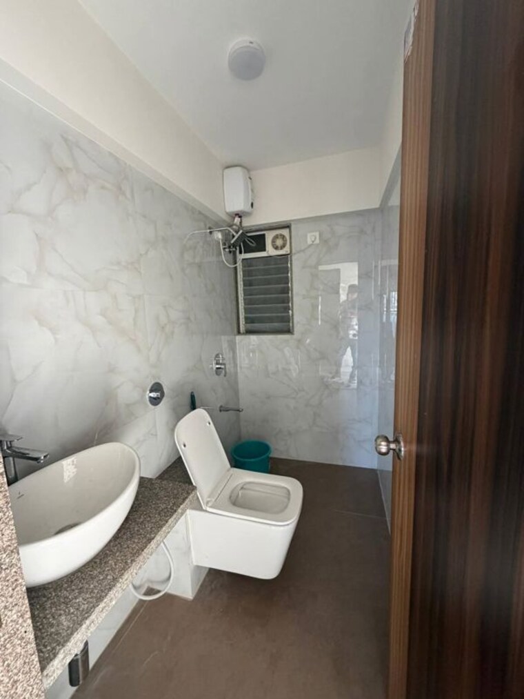 Bathroom, crystal-hitendra-dhamm-shabha-chs 2 Bedroom 649 Sq.Ft. Apartment In Goregaon West Mumbai 10491574