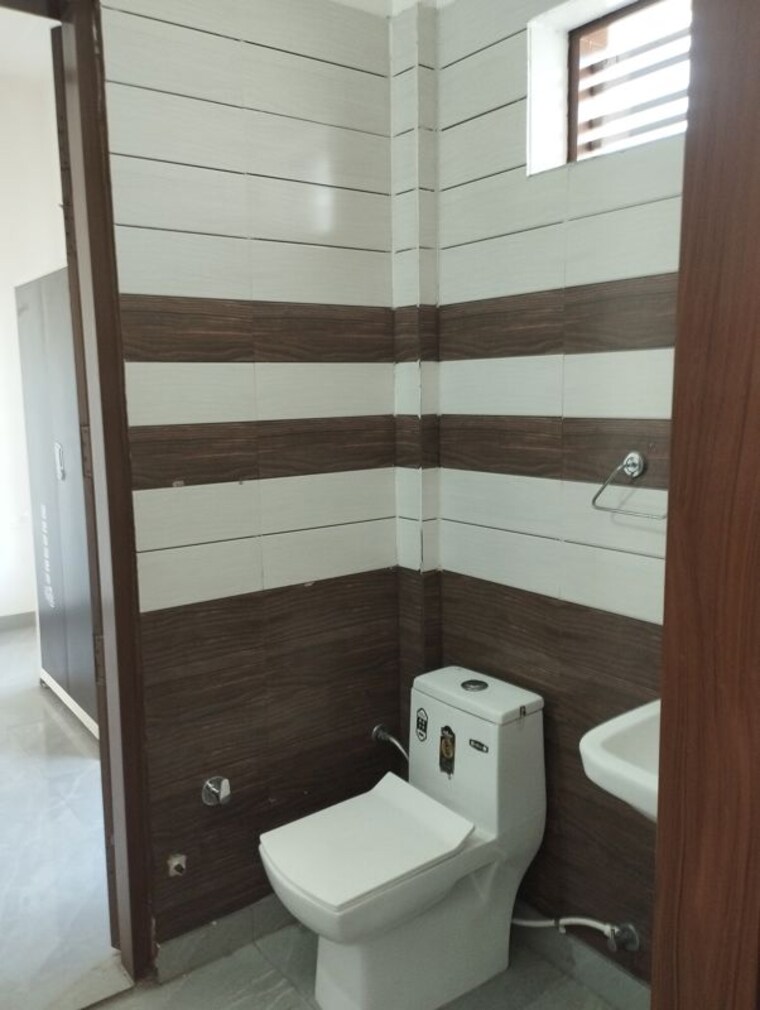 Bathroom, sector 19 4 Bedroom 200 Sq.Yd. Independent House In Sector 19 Sonipat 10491591