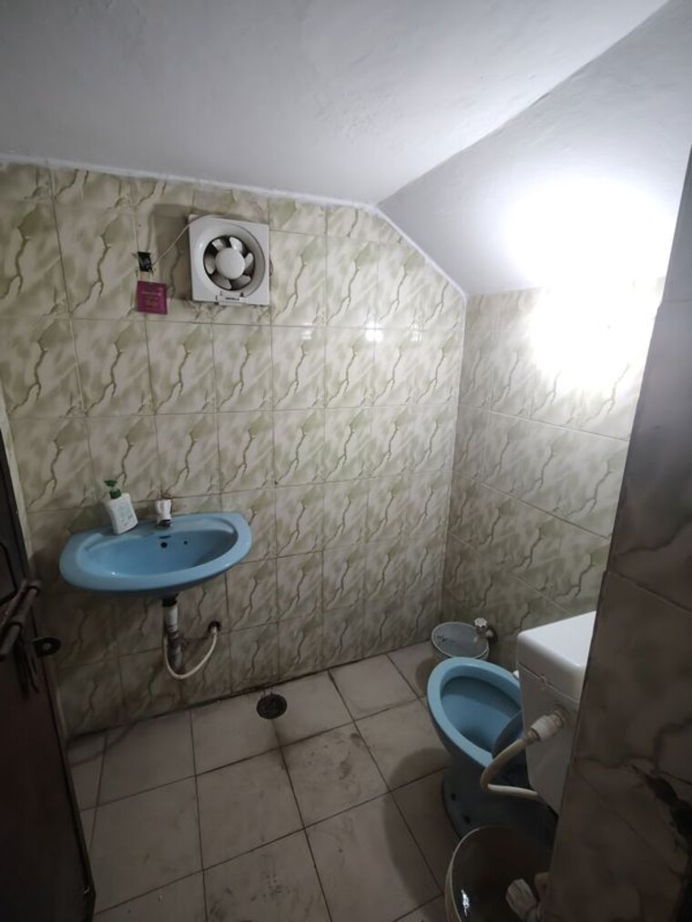 Bathroom, sector 63 Commercial Warehouse 1800 Sq.Ft. In Sector 63 Noida 10491613