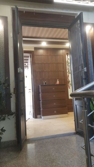 Building Lobby in 3 BHK Builder Floor at Unitech South City II, Sector 50 – for Rent